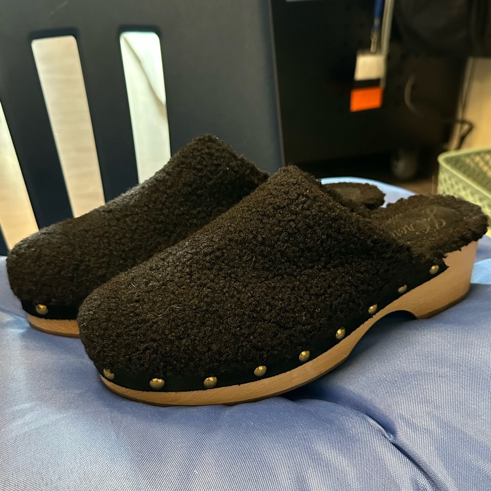 J. Crew black clogs mules slip on shoes slight Sherpa fur size 8 wooden tan.